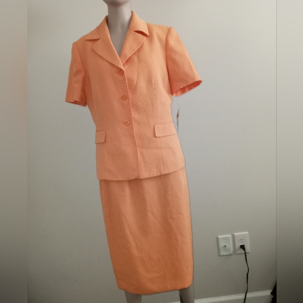 Le suit orange skirt suit set size 10 petite new with tags